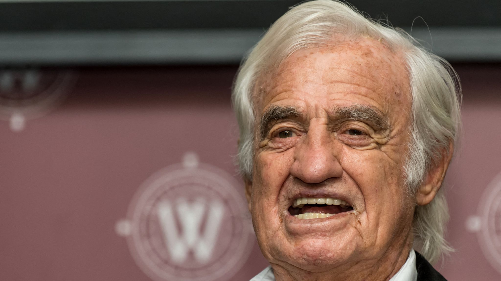 Le Vrai Nom De Jean Paul Belmondo Jean-Paul Belmondo prend une photo avec Kim Glow, découvrez le cliché