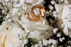 anneaux-mariage-or-rose-blanche-du-bouquet-mariee