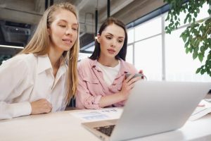 deux-femmes-entrepreneurs-travaillant-ensemble-au-bureau