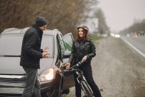 femme-s-est-ecrasee-dans-voiture-fille-dans-casque-gens-se-disputent-accident