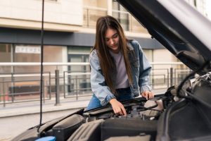 jeune-femme-attend-aide-pres-sa-voiture-panne-bord-route