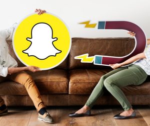 personnes-tenant-icone-snapchat