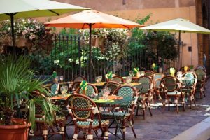 restaurant-typiquement-francais-tables-chaises