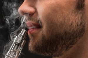 visage-jeune-homme-vaping