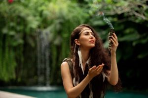 belle-fille-est-engagee-dans-pratiques-chamaniques
