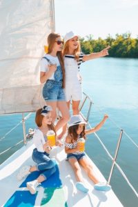 enfants-bord-du-yacht-mer-buvant-du-jus-orange