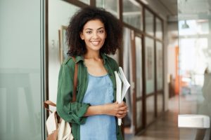 etudiant-belle-jeune-femme-africaine-au-repos-relaxant-assis-dans-cafe-souriant-boire-du-cafe