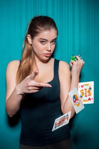 femme-sexy-cartes-poker