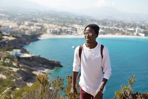gens-mode-vie-actif-voyage-aventure-concept-tourisme-beau-touriste-afro-americain-mode-sac-dos-passer-vacances-etranger