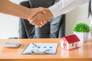 mains-agent-du-client-qui-se-serrent-main-apres-contrat-signe-achetent-nouvel-appartement