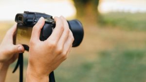 femme-prenant-photos-appareil-photo