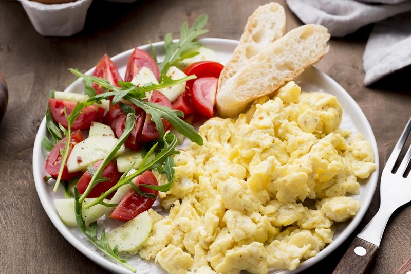 Apprenez à préparer les meilleurs œufs brouillés pour un petit déjeuner savoureux