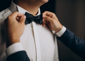 Maîtriser l'art de nouer une cravate : les étapes à suivre