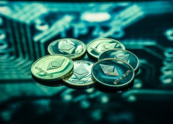 Investir en actions vs. cryptomonnaies : quel broker pour quel marché ?