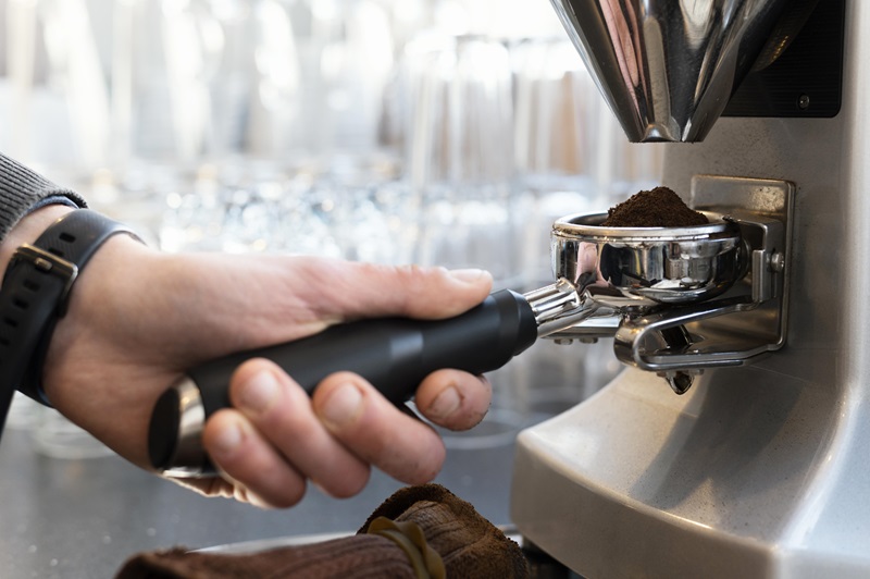 Peut-on mettre du café moulu dans une machine à grain ?