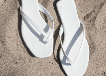 Comment choisir la paire de claquettes femme parfaite pour vos vacances ?