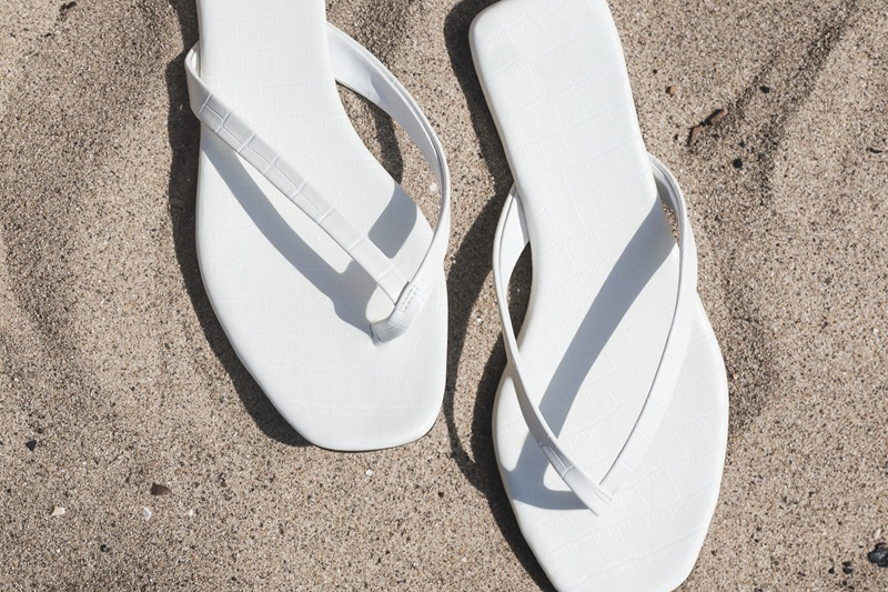 Comment choisir la paire de claquettes femme parfaite pour vos vacances ?