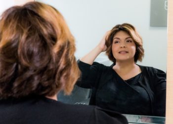Cheveux et identité : comment retrouver confiance en soi après une perte capillaire liée à une maladie ?