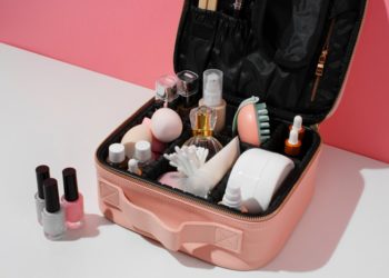 Road-trip en sac à dos : quels cosmétiques emporter pour voyager léger ?